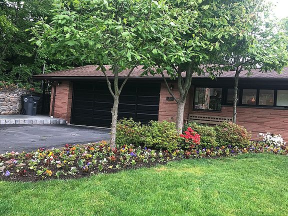 2nd image of 30 Woods End Rd