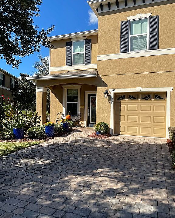 4 bed / 2-1/2 bath end-unit 