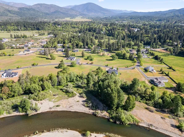 565 E Forks Cir, Cave Junction, OR 97523