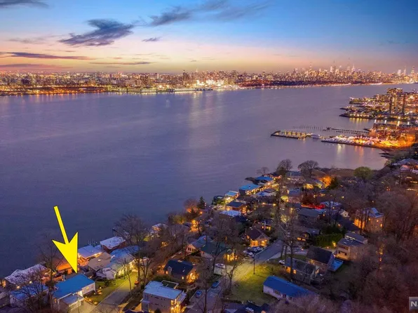 22 Shore Rd, Edgewater, NJ 07020