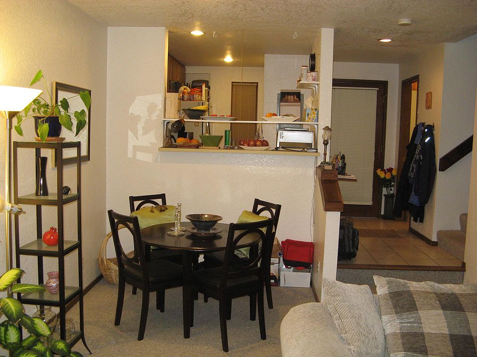 Small dining room off kitchen and entry.