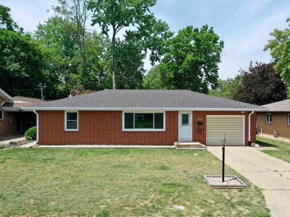 1415 W Shore Dr, Pekin, IL 61554