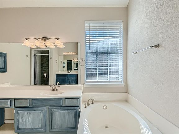 4th image of 7025 Cottonwood Cir