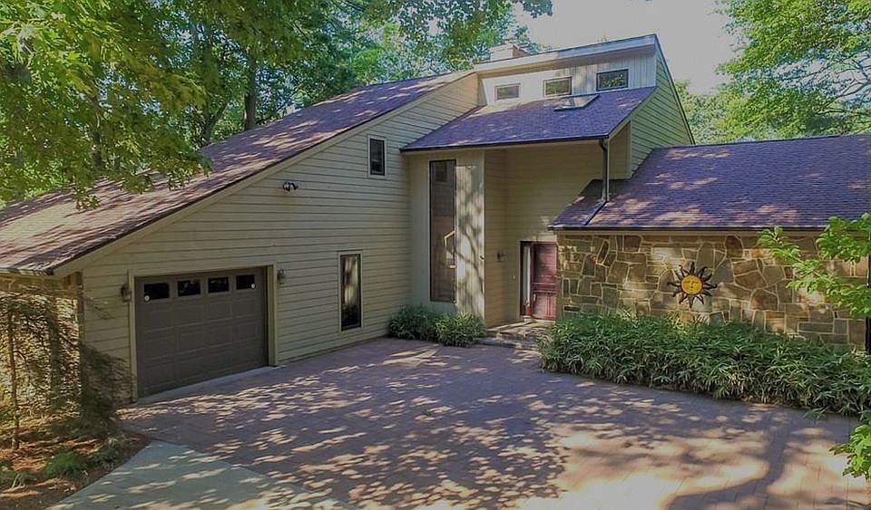 1st image of 10 Club House Dr