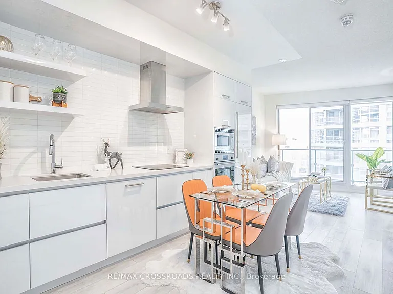 2221 Yonge St #1404 — Photo 4
