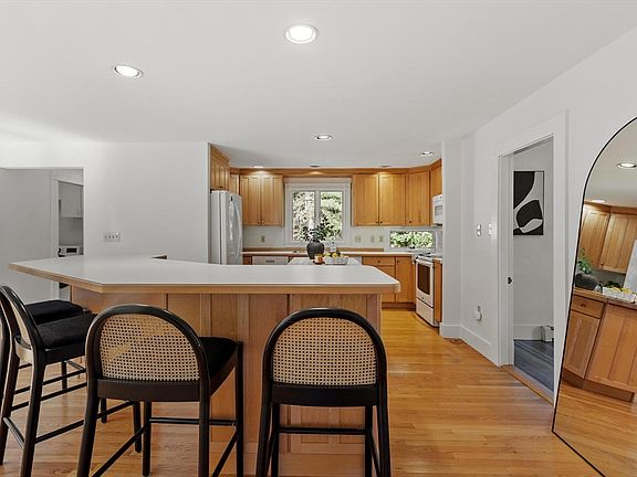 5th image of 132 Cottage St