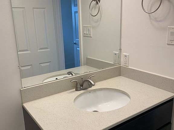 5th image of 1698 Ontario Dr Unit 17