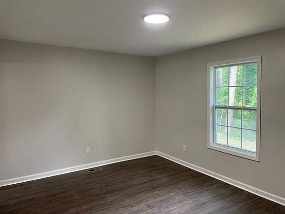 3rd image of 2861 Lakemont Dr SW