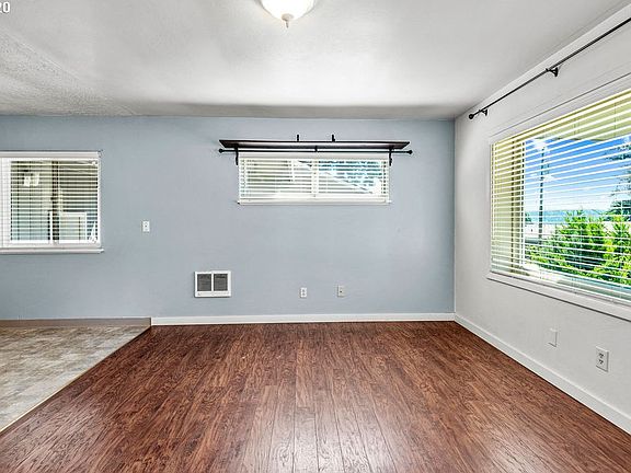 4th image of 11 Parkland Dr