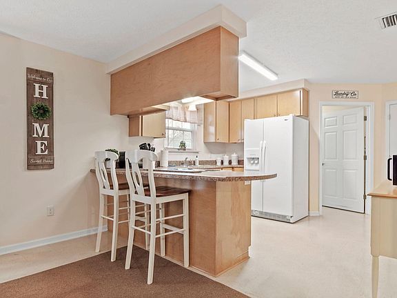 5th image of 626 Seneca Ave