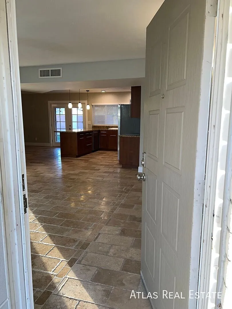 Renovated Single Story Home 3 Bed /2 Bath in Glendale! Features a pool! — Photo 4