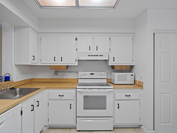4th image of 4550 NW 18th Avenue #301