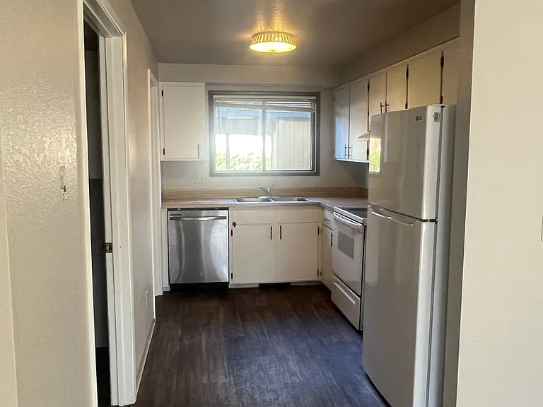 329 S 40th Pl #B — Photo 4