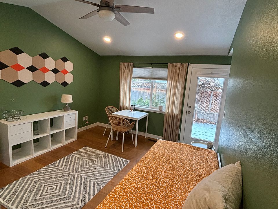 Newly refurbished studio apartment with independent access.