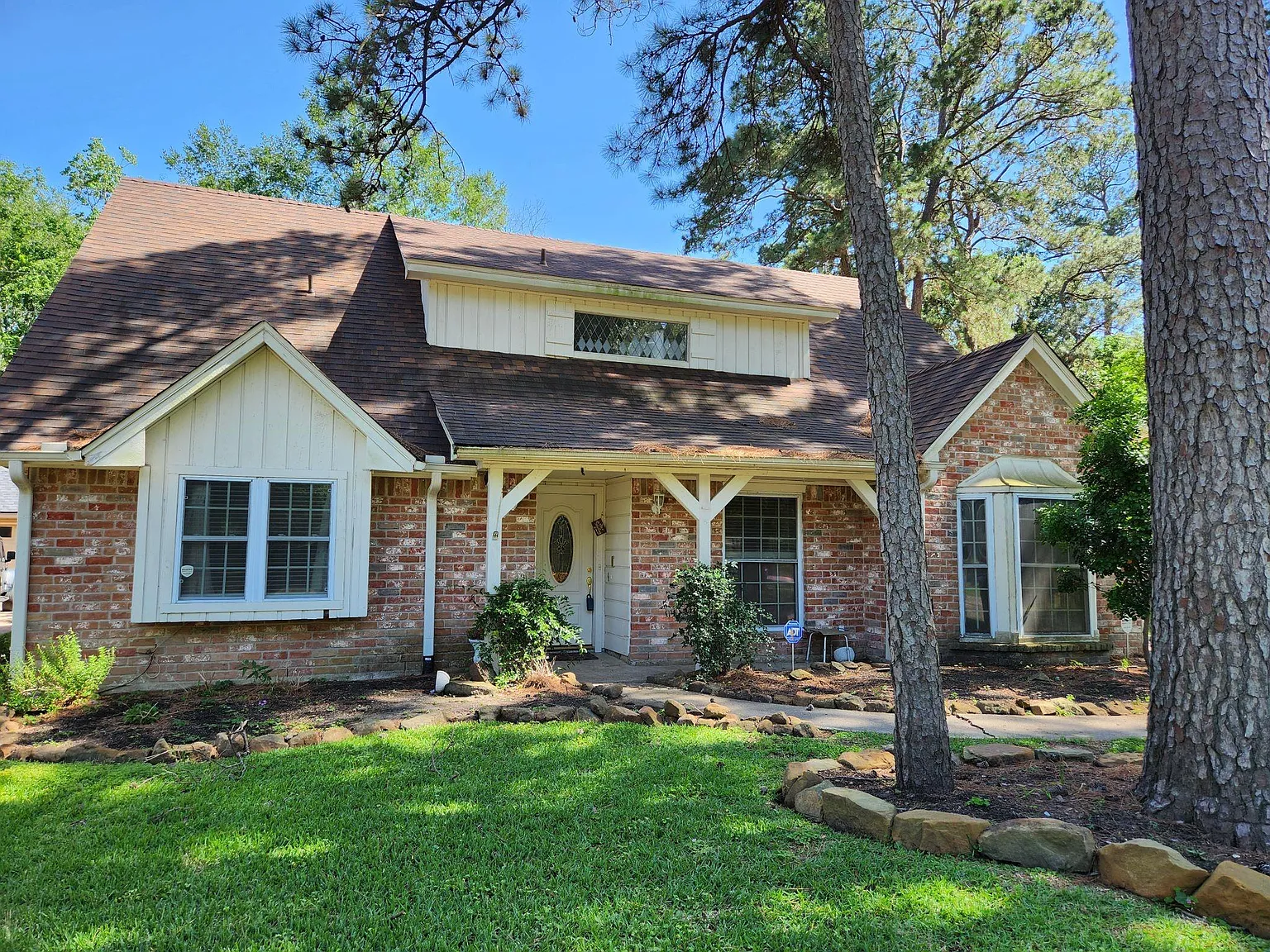 4 bed, 2.0 bath, 2466 sqft, $2,295 — Photo 1