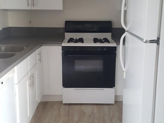 3rd image of 326 S Manhattan Pl APT 208
