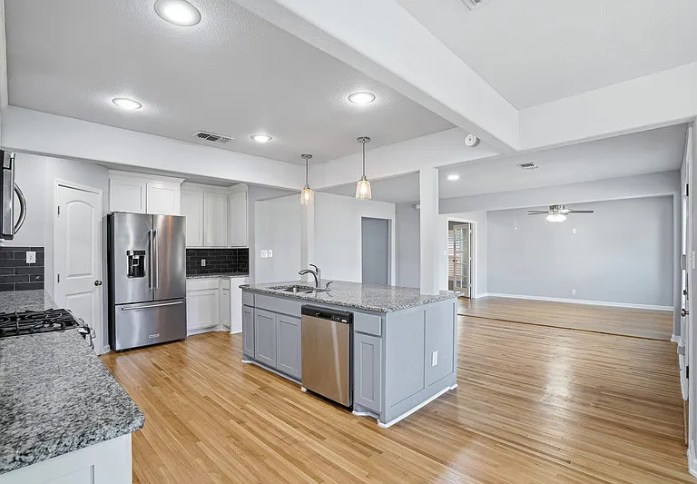 2933 S Hills Ave — Photo 7