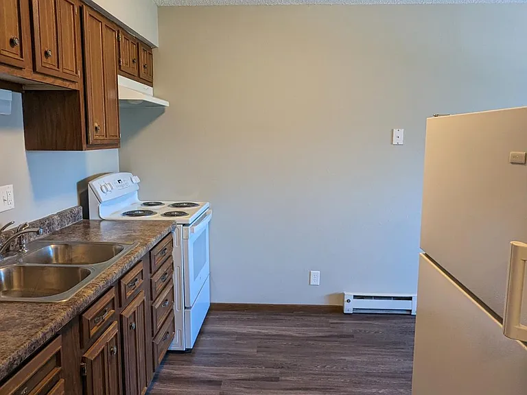 100 Oak St — Photo 3