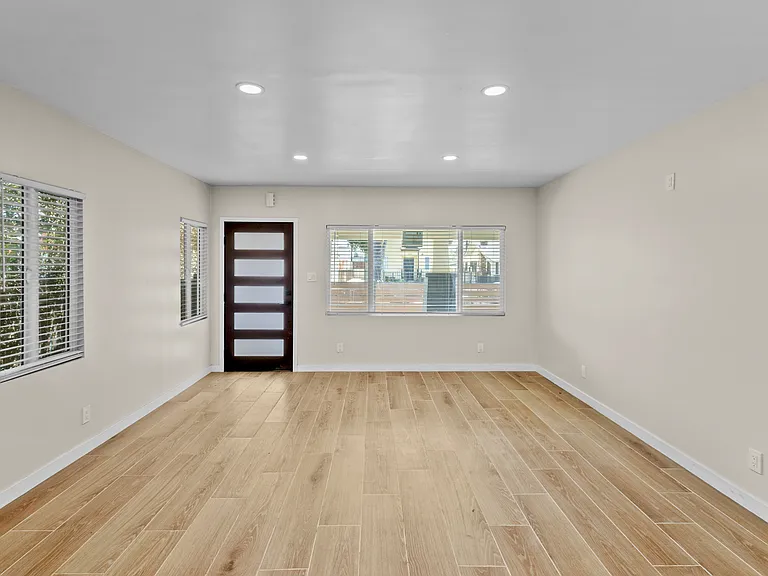1615 W 39th Pl — Photo 6