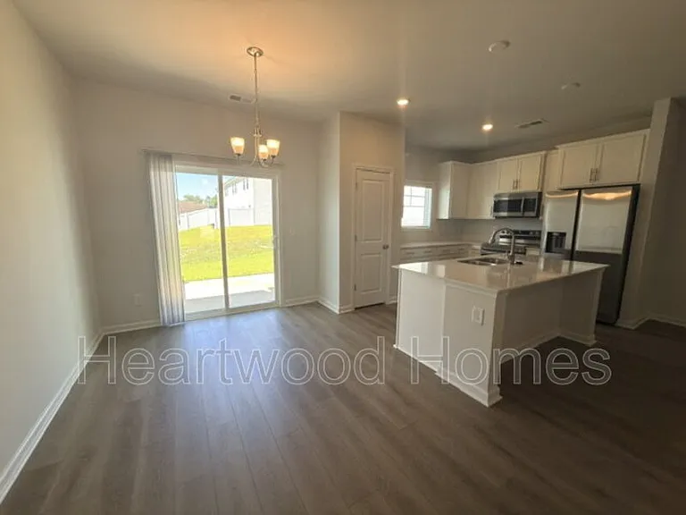 121 Bartlett Dr — Photo 6