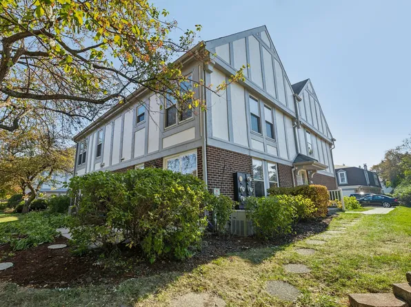 887 Garfield Ave APT A, Libertyville, IL 60048