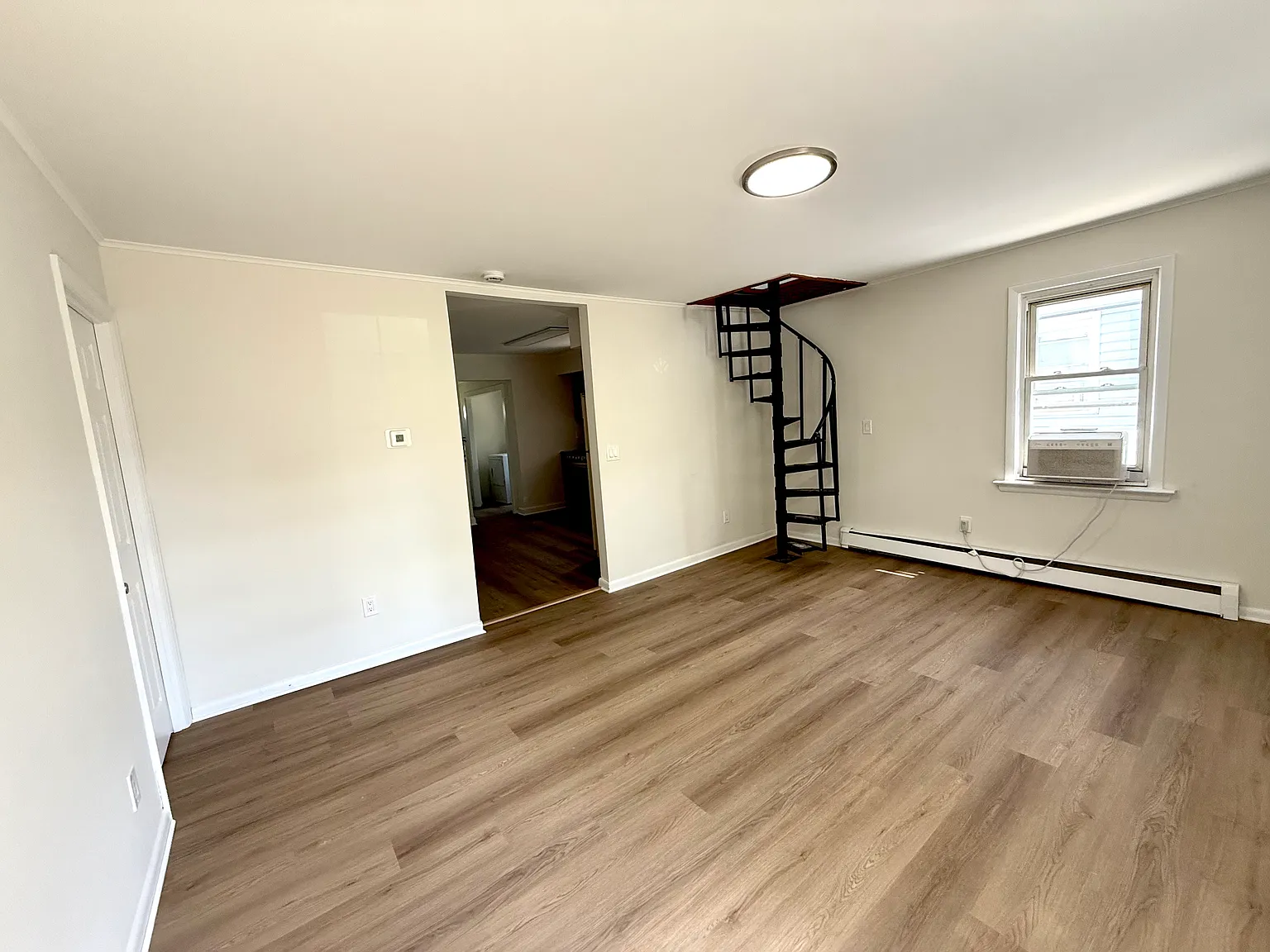 4 bed, 1372 sqft, $3,200 — Photo 2