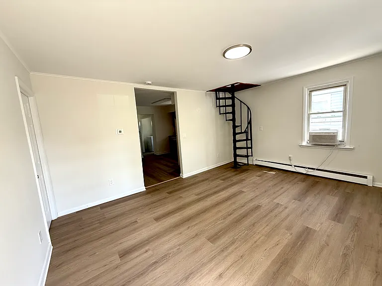 523 Martin Rd — Photo 2