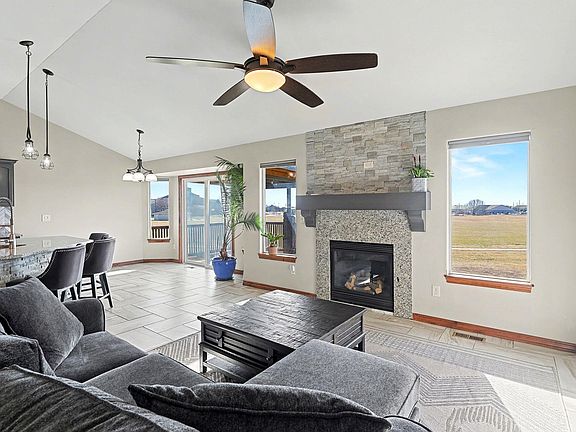 5th image of 2401 N Woodridge Cir