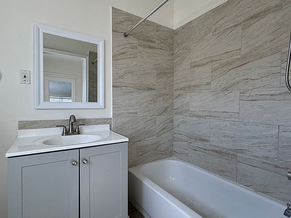 4th image of 1647 W 12th Pl APT 3