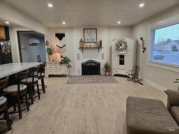 3rd image of 813 Reece Ave