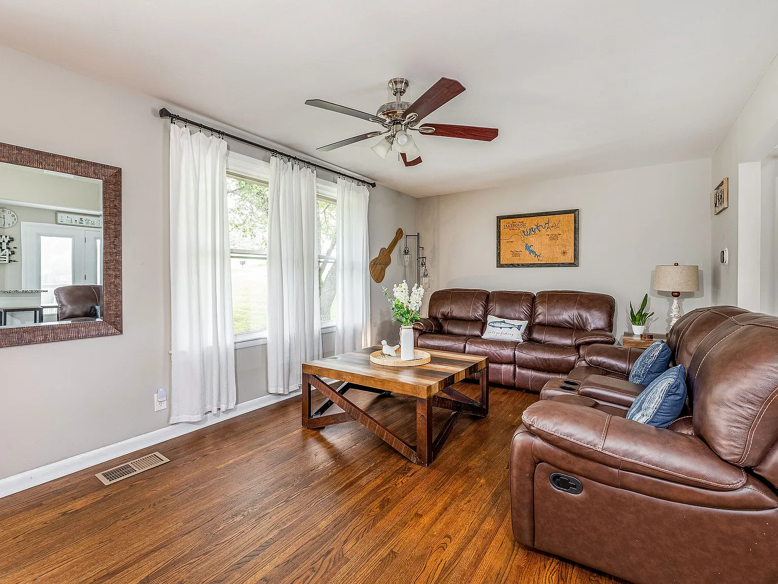 3 bed, 2.5 bath, 2016 sqft, $5,900 — Photo 3