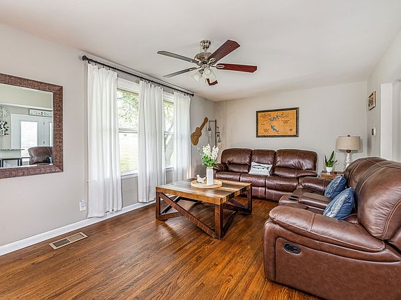 3rd image of 204 Edgewater Dr