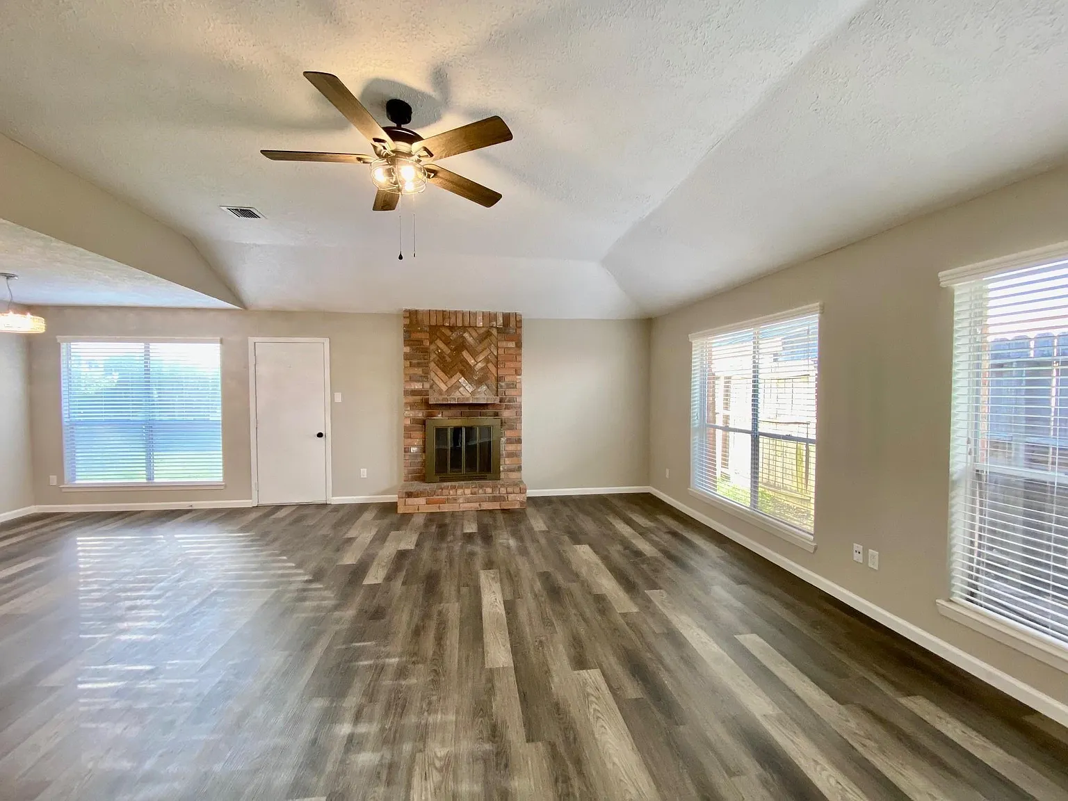 3 bed, 2.0 bath, 1557 sqft, $2,200 — Photo 2