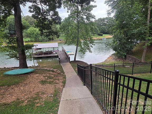 4th image of 393 Stillwater Rd