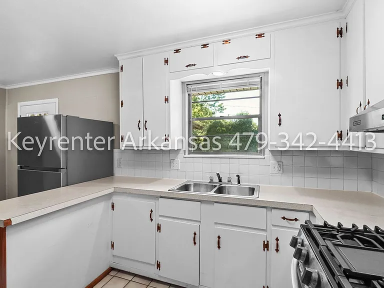 207 Carlton St — Photo 12