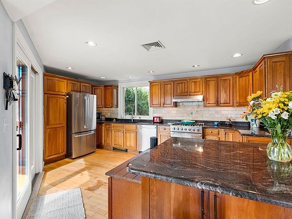 3rd image of 12 Andrews St