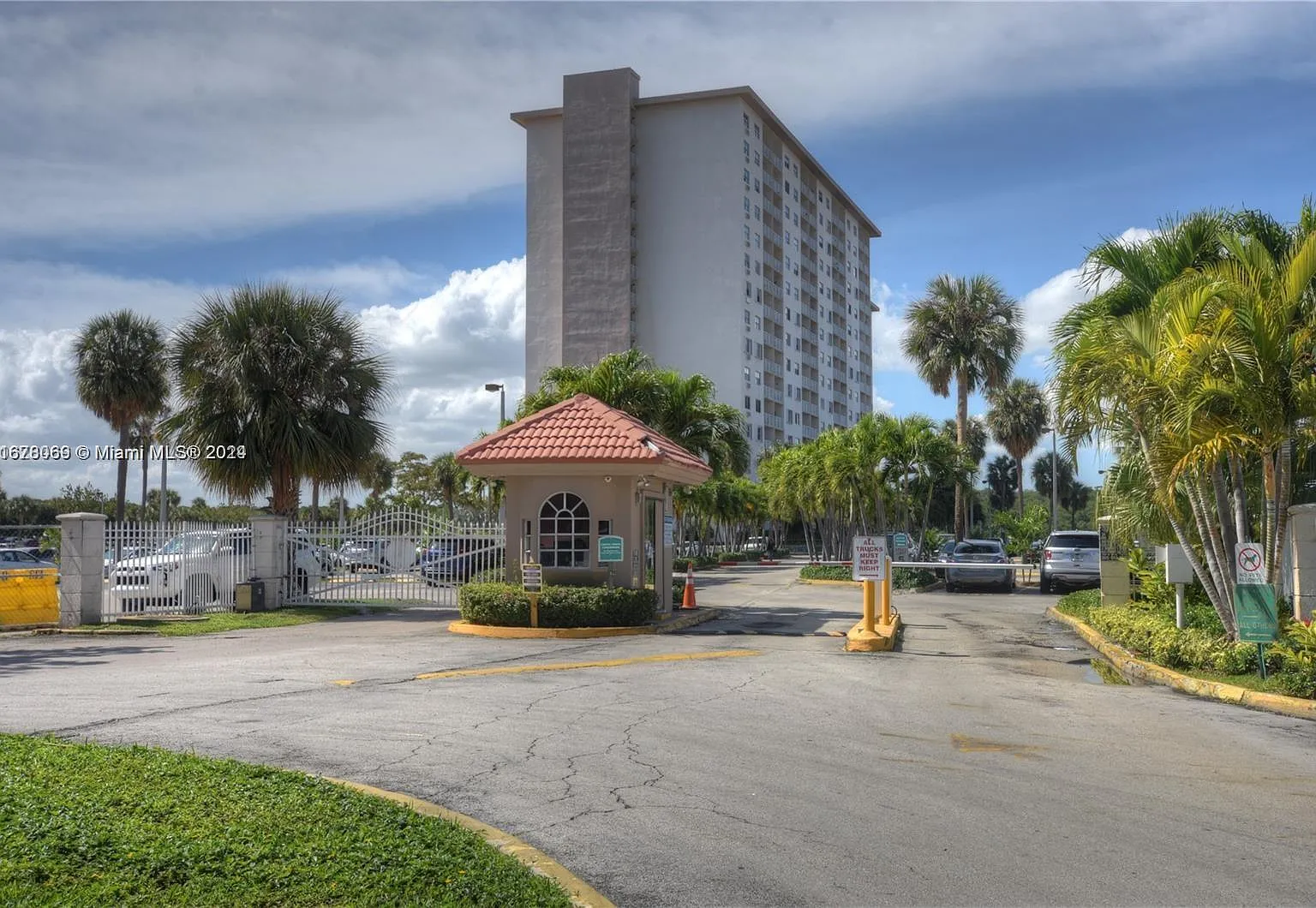 Coastal Towers Condo — Photo 1