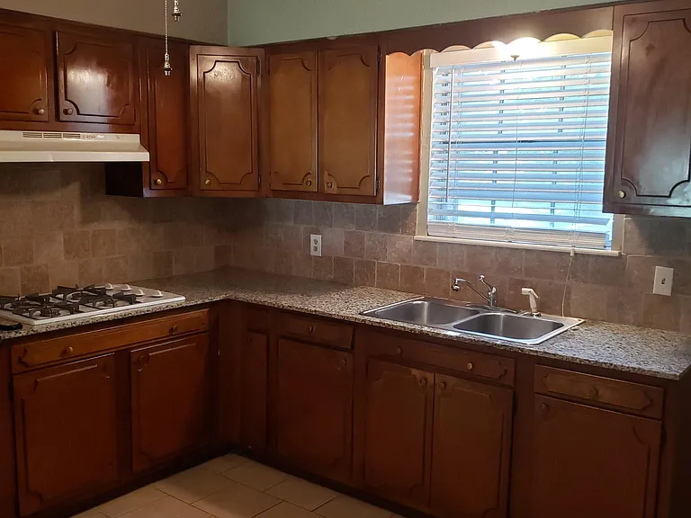 652 Lotus Ave — Photo 3