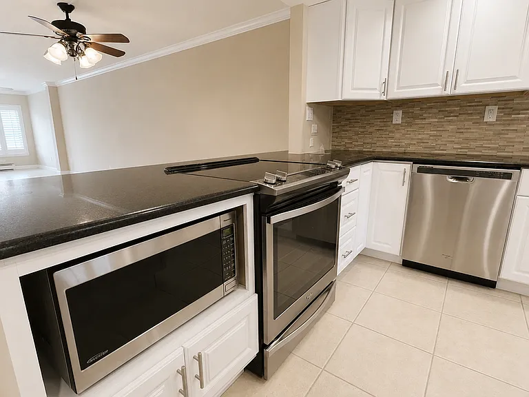 2264 Winkler Ave #202 — Photo 6