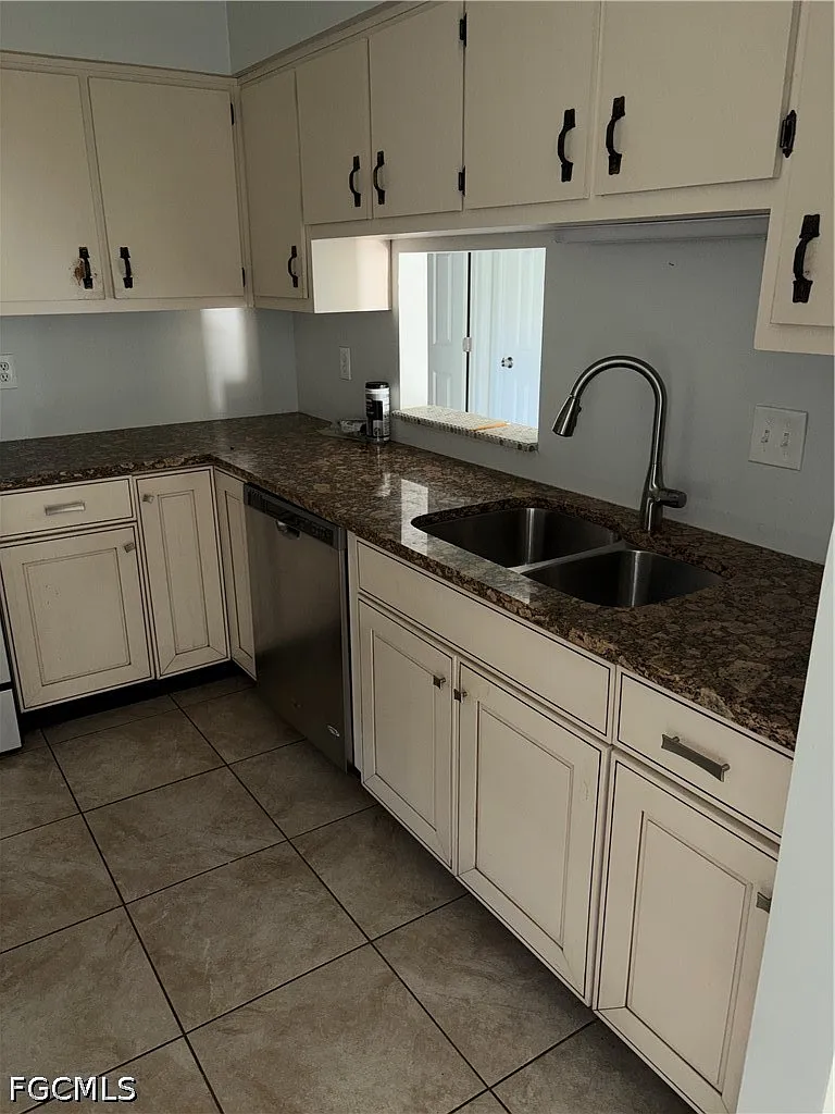 3 bed, 2.0 bath, 2363 sqft, $1,800 — Photo 4