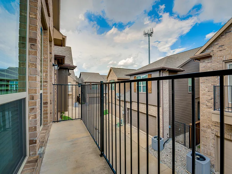 923 Whitehall Dr — Photo 23