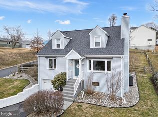 2 Dogwood Ln, Aston, PA 19014