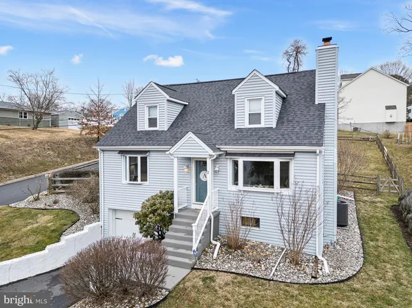2 Dogwood Ln, Aston, PA 19014