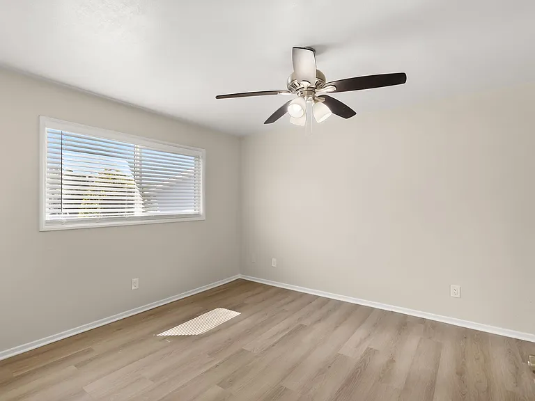 Melrose Manor Apartments - Riverside, CA — Photo 12