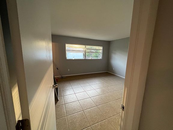 4th image of 1053 Dorchester St