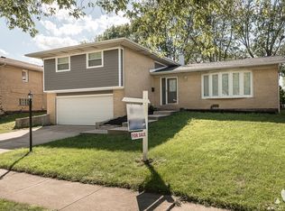 15300 Pine Dr, Oak Forest, IL 60452