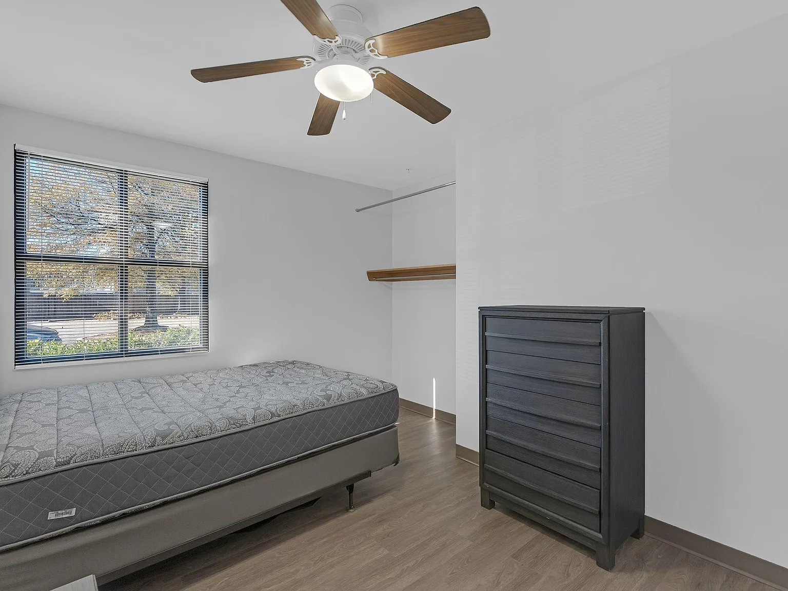 4 bed, 2.0 bath, 2300 sqft, $888 — Photo 3