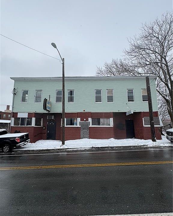1st image of 140 Dexter St
