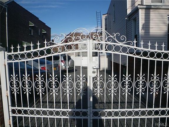 3rd image of 1526 Saint Lawrence Ave