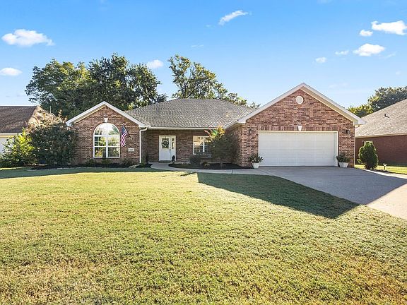 4th image of 325 Bluff Dr